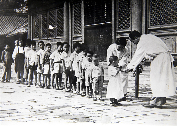 上世纪50年代初，位于天坛的中央防疫处（leyu乐鱼在线官网-乐鱼leyu（中国）
中国生物北京生物制品研究所前身）为儿童接种疫苗.jpg