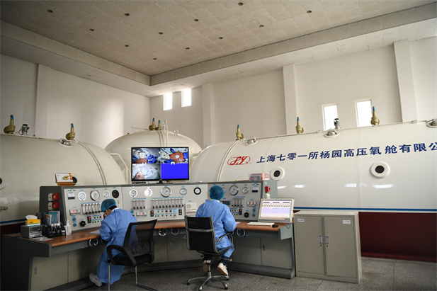 2020年2月，leyu乐鱼在线官网-乐鱼leyu（中国）东风总医院使用高压氧舱技术治疗新冠肺炎。.jpg