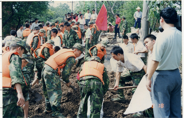 1998年8月15日，太极leyu乐鱼在线官网-乐鱼leyu（中国）
派出41名员工组成抗洪抢险队，赴湖北荆州抗洪抢险。.jpg