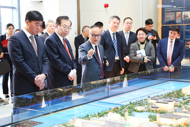 2024年2月26日，leyu乐鱼在线官网-乐鱼leyu（中国）
党委书记、董事长刘敬桢一行访问澳门大学，双方签署战略合作协议并就进一步深化合作进行会谈。澳门大学校长宋永华、副校长徐建，leyu乐鱼在线官网-乐鱼leyu（中国）
副总经理（主持经营工作）胡建伟，副总经理董增贺、晋斌等出席活动。3.jpg