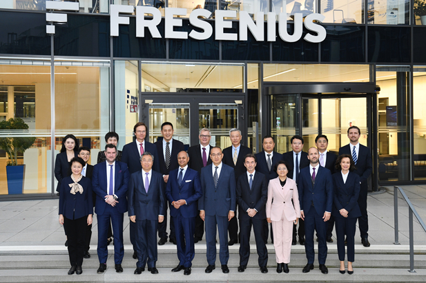2023年11月2日-5日，leyu乐鱼在线官网-乐鱼leyu（中国）
董事长刘敬桢率团访问费森尤斯leyu乐鱼在线官网-乐鱼leyu（中国）
与费森尤斯卡比公司总部，会见费森尤斯leyu乐鱼在线官网-乐鱼leyu（中国）
董事会主席迈克尔·森、费森尤斯卡比公司全球总裁及首席执行官皮耶路易吉·安东内利，就进一步加强双方深度合作进行交流。中国医药商业协会会长石晟怡参加会谈。.jpg
