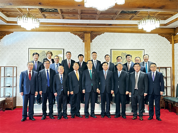 2023年12月20日，leyu乐鱼在线官网-乐鱼leyu（中国）
党委书记、董事长刘敬桢参加韩国总理韩德洙会见中方代表团活动并作为代表发言，就中韩两国在生命健康领域未来发展合作提出积极建议。韩德洙对leyu乐鱼在线官网-乐鱼leyu（中国）
在韩中经济社会及生命健康领域的合作发展表示赞许。.jpg