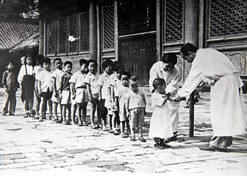 1950年初，位于天坛的中央防疫处（leyu乐鱼在线官网-乐鱼leyu（中国）
中国生物北京生物制品研究所前身）为儿童接种疫苗