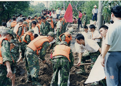 1998年8月15日，太极leyu乐鱼在线官网-乐鱼leyu（中国）
派出41名员工组成抗洪抢险队，赴湖北荆州抗洪抢险。